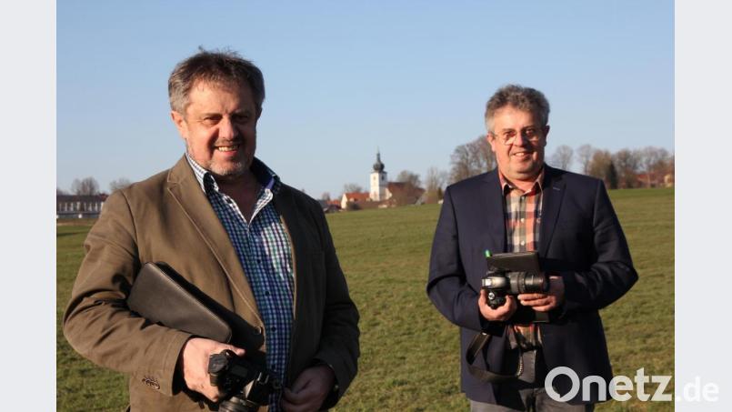 Unterwegs mit Kamera und Schreibblock - so kennt man sie in der ganzen Region: Den Zwillingen Josef Rosner (links) und Konrad Rosner - hier im Bild vor der Kulisse ihres Heimatorts Konnersreuth - macht die Arbeit als Berichterstatter viel Spaß. Daran wird auch der anstehende 60. Geburtstag nichts ändern, wie sie betonen. Bild: exb