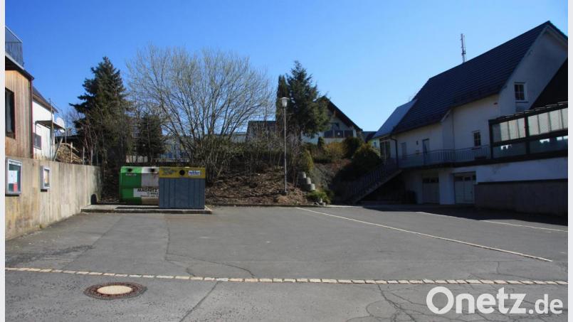 In die Neugestaltung der Ortsmitte werden auch der vorhandene Parkplatz und die bisherigen Stellflächen für die Container einbezogen. Bild: wro