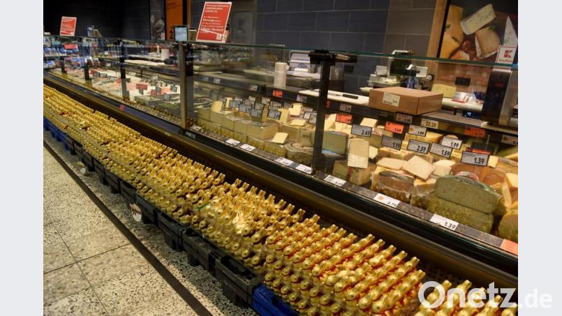 Paletten mit Schokoladenosterhasen stehen in einem Supermarkt. Bild: Felix Hörhager/dpa