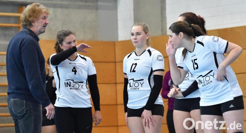 Wie geht es weiter bei den Volleyballerinnen des TB Weiden? Trainer Alois Breinbauer (links) zieht sich zurück, der Kader benötigt dringend eine Auffrischung. Im schlimmsten Fall droht der Rückzug in die Bezirksliga. Bild: af
