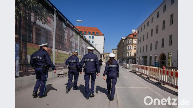 Vier Polizisten patroullieren durch eine fast leere Straße. Archivbild: Peter Kneffel/dpa