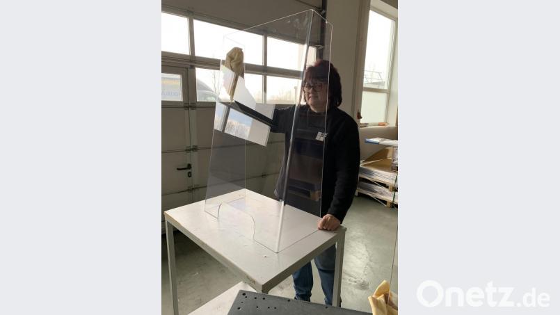 &quot;AcrySign&quot; stellt in der Kreisstadt täglich 200 Spuckschutz aus PETG-Kunststoff her. Bild: AcrySign/exb