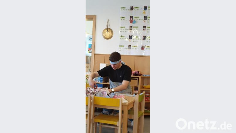 Bei der aktuellen Aktion der Kindertagesstätte St. Vitus, in deren Rahmen Gesichtsmasken genäht werden, bringen sich auch die männlichen Erzieher mit Begeisterung ein. Bild: ads