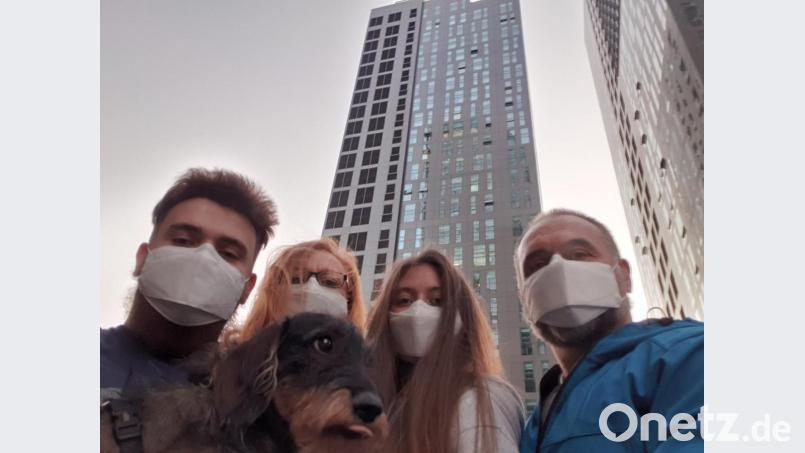 Eric, Silvia, Jule und Marco Wenzl (von links) berichten von ihrem Leben in Seoul während der Corona-Pandemie. Mit auf dem Bild Dackel "Benny". Bild: ui