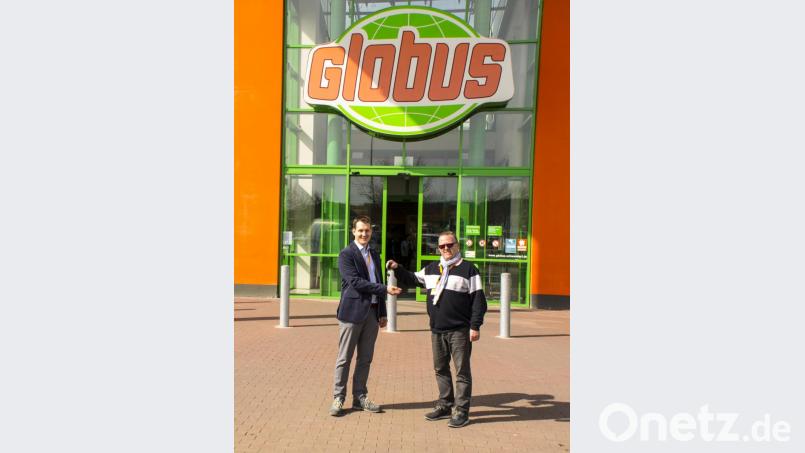 Stefan Schmid (links) ist neuer Geschäftsführer des Globus-Warenhauses. Er übernahm die Aufgabe zum 1. April von Reiner Debernitz (rechts), der 36 Jahre für das Unternehmen tätig war und in Ruhestand geht. Bild: exb