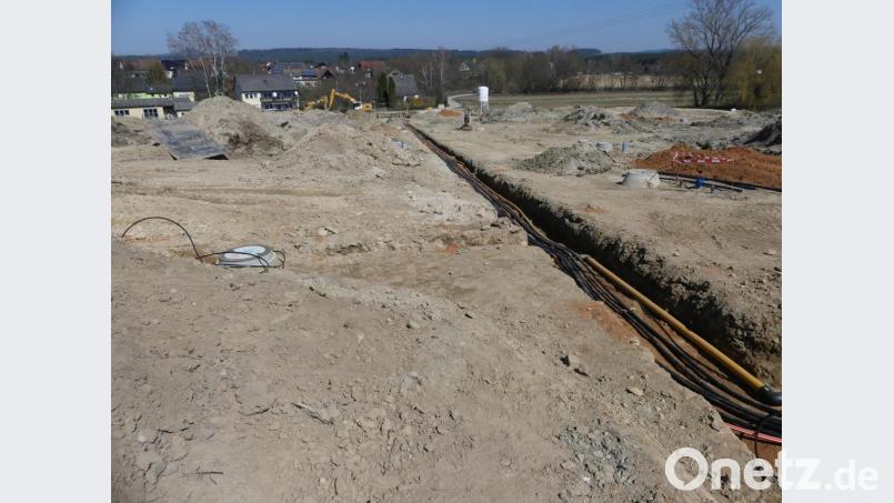 Einer Hügel- und Grabenlandschaft gleicht das Baugebiet Esperngasse Ost. Rechts oben ist das vorgegebene Regenrückhaltebecken erkennbar. Bild: rn