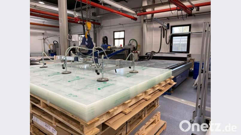 Das Tirschenreuther Kunststoff-Unternehmen &quot;AcrySign&quot; stellt aktuell statt Loichtpanelen und Amaturbrettern auch einen sogenannten Spuckschutz für Theken her. Anfragen kommen aus ganz Deutschland von Apothekern, Optikern, Ärzten, Banken und Einzelhändlern. Bild: AcrySign/exb