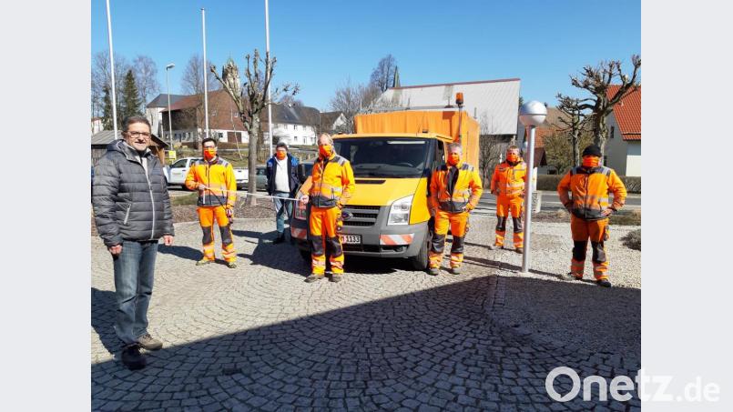 Aus einer übrig gebliebene neue Hose für Mitarbeiter des gemeindlichen Bauhofes ließ Bürgermeister Franz Tauber einen Mundschutz für die Bediensteten anfertigen. Bild: gis