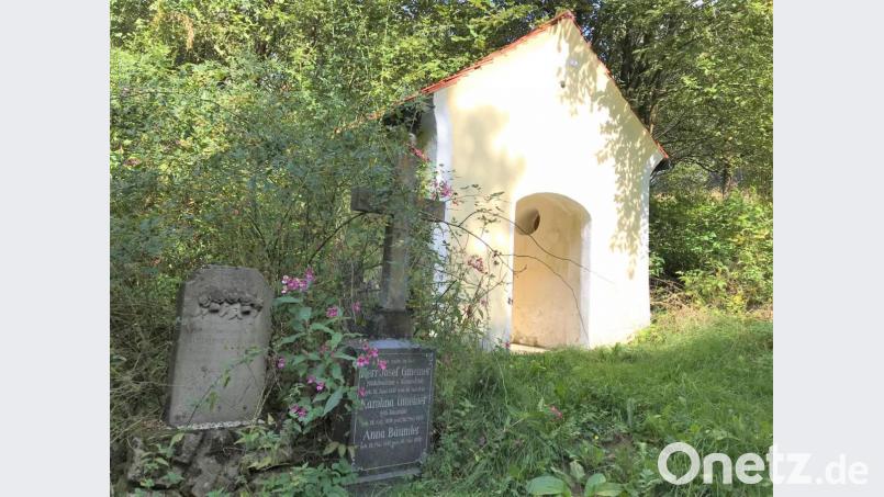 Die einst ruinöse Kronmühl Kapelle „Zum gegeißelten Heiland“ stammt aus dem 18.Jahrhundert. 1994 vom Vogelschutzbund erworben und renoviert. Hans Kahl aus Botzersreuth machte den Dachstuhl und deckte das Dach ein, die Malerarbeiten führte Wendelin Bäumler aus Wurz durch. Bild: cr