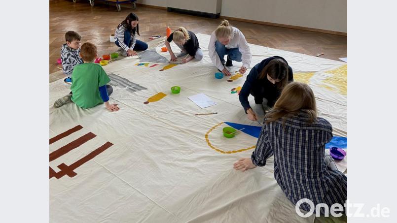 Zu Beginn der Fastenzeit - als noch vor Corona unmittelbare Sozialkontakte möglich waren - hatten die jungen Ministranten unter Leitung von Bianca Reil das Fastentuch mit Szenen aus den Evangelien gestaltet. Bild: lg