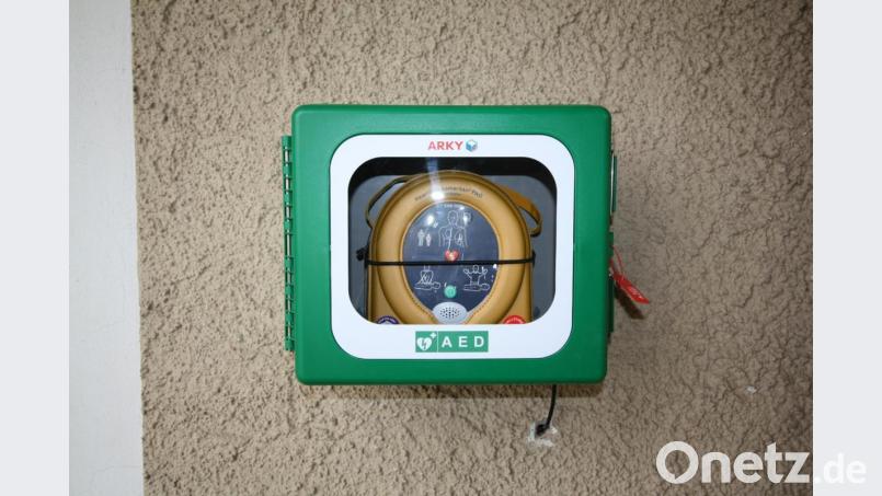 Sie helfen, wenn Herzen aus dem Takt geraten: In Burkhardsreuth (Bild), Pichlberg und Preißach stehen dank einer Initiative der Feuerwehr Burkhardsreuth und mehrerer weiterer Trabitzer Vereine drei neue Defibrillatoren zur Verfügung. Bild: bjp