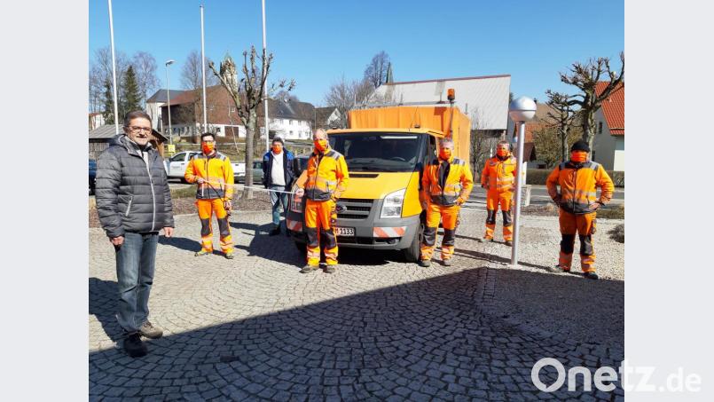 Aus einer übrig gebliebene neue Hose für Mitarbeiter des gemeindlichen Bauhofes ließ Bürgermeister Franz Tauber einen Mundschutz für die Bediensteten anfertigen. Bild: gis