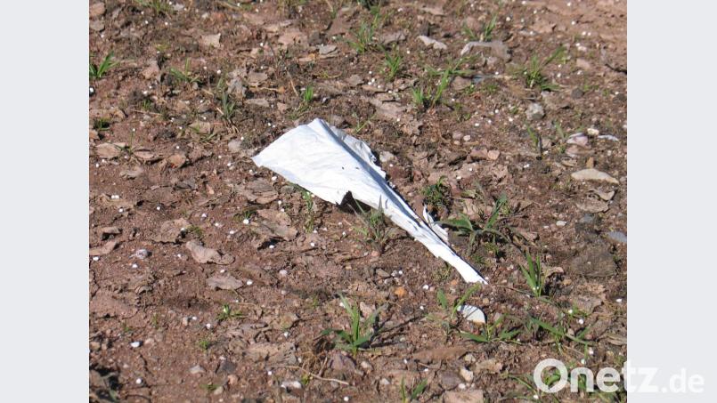 Herumfliegende Folienteile, einfach mit eingepflügt. Bild: exb