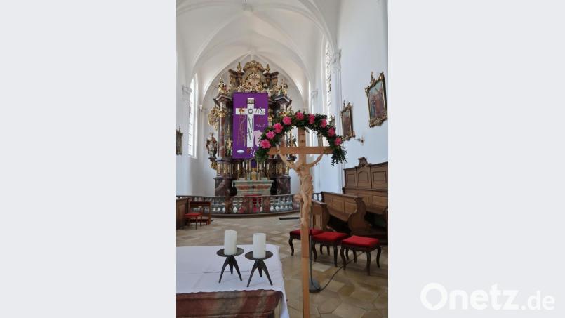 Auch wenn die Kirchenbänke an den Ostertagen wegen der Corona-Pandemie leer bleiben müssen, können die Gläubigen beim Mitfeiern der Auferstehung dabei sein – in Gedanken und Gebeten. Bild: rha