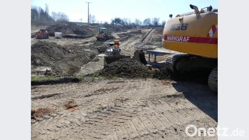 An der Stelle des Baggers verlief bis zum Beginn der Bauarbeiten für die B 470 Anfang der 1960er Jahre noch der Mühlbach für die Eschenbacher Mühle. Bild: rn