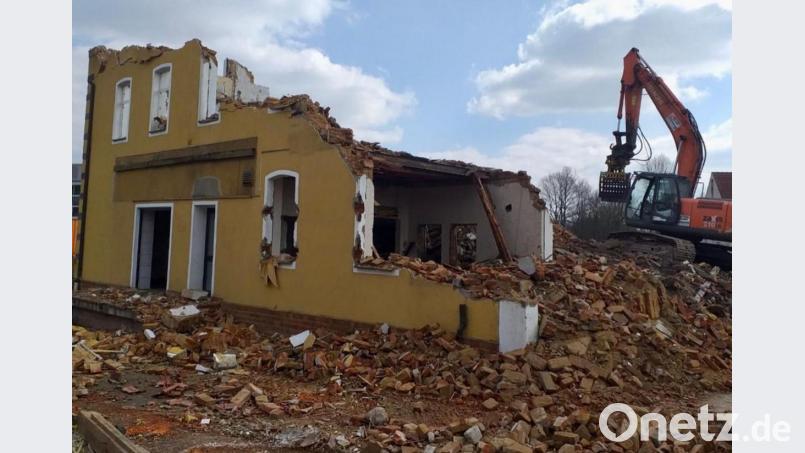 Die Arbeiten zum Abbruch des ehemaligen Gasthauses Lotter haben begonnen. Bild: tk