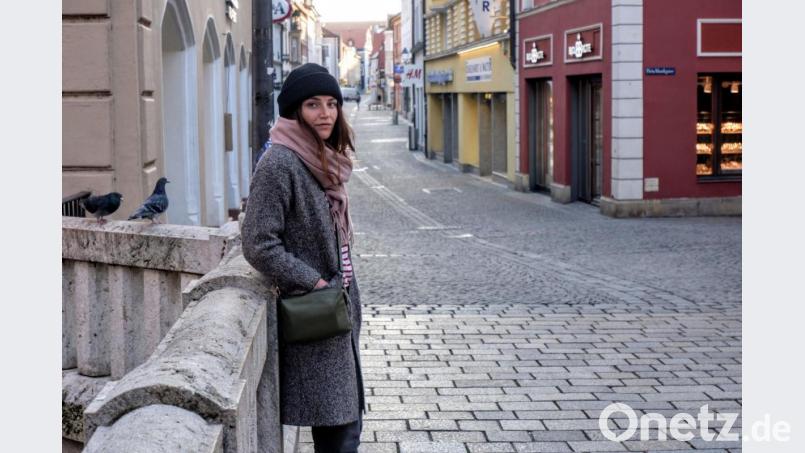 Verena Fitzgerald auf der Krambrücke. Die Wirtschaftsförderin mit Spezialgebiet Altstadt versucht, aus der Coronakrise das Beste zu machen. Bild: Philip F.