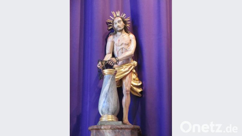 In der Fastenzeit rückt der gegeißelte Heiland in Pertolzhofen von der Taufkapelle vor den Seitenaltar. Bild: Maria Hoch/exb