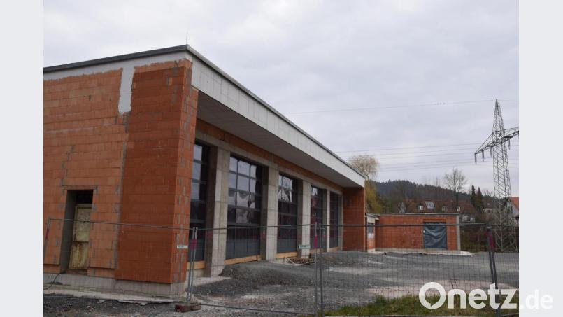 Drei Stellprlätze für die Feuerwehr, zwei Bauhofhallen und das Funktionsgebäude für die Feuerwehr. Trotz Gegenwind läuft der Bau. Die Einweihung Herbst. Bild: fz