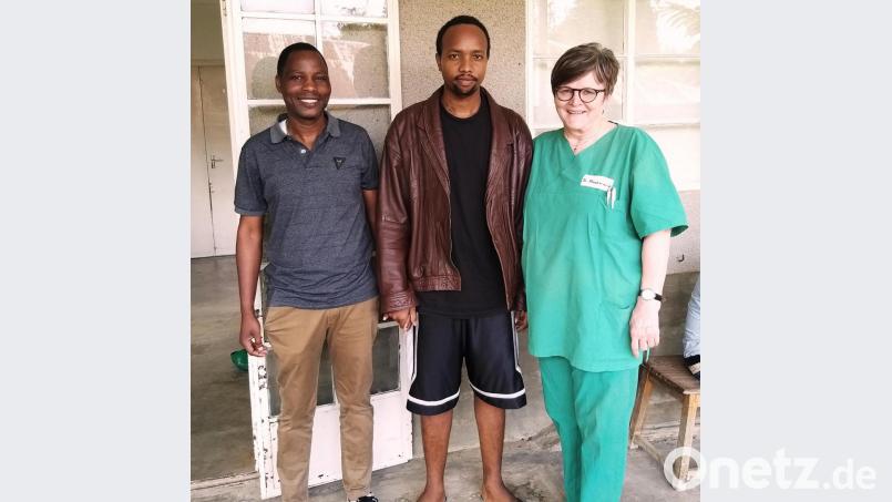 Anästhesist Emmanuel, Robert der Dialysepatient und Dr. Annemarie Schraml (von rechts) Bild: Dr. Annemarie Schraml/exb