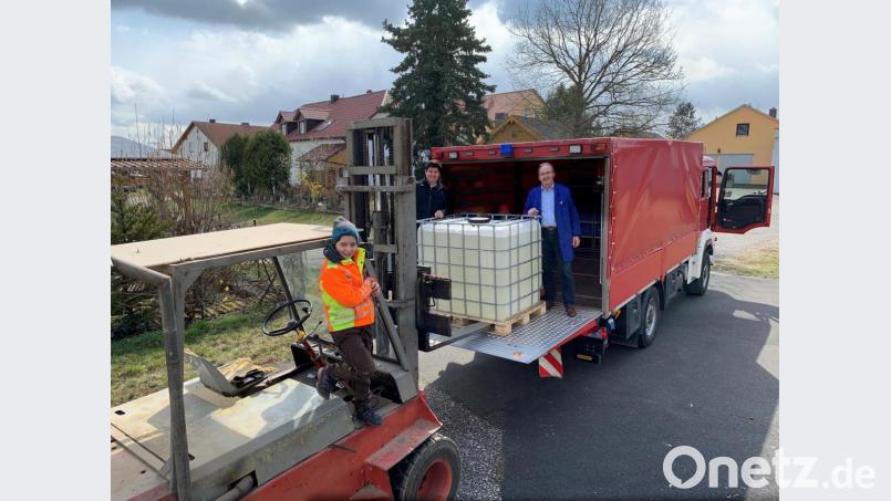 Brennmeister Albert Krieger (rechts) beim Verladen des Alkohols. Bild: exb/Krieger