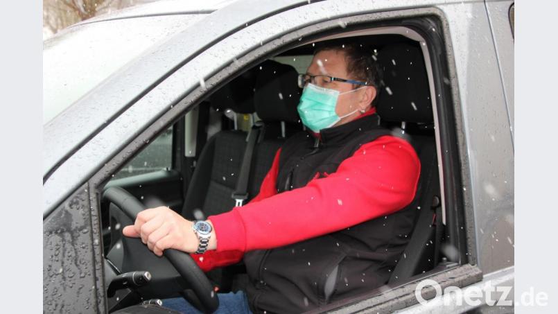 Lars Grünewald ist mit Mundschutz für die Firma Kohl-Schiml unterwegs. Bild: kro