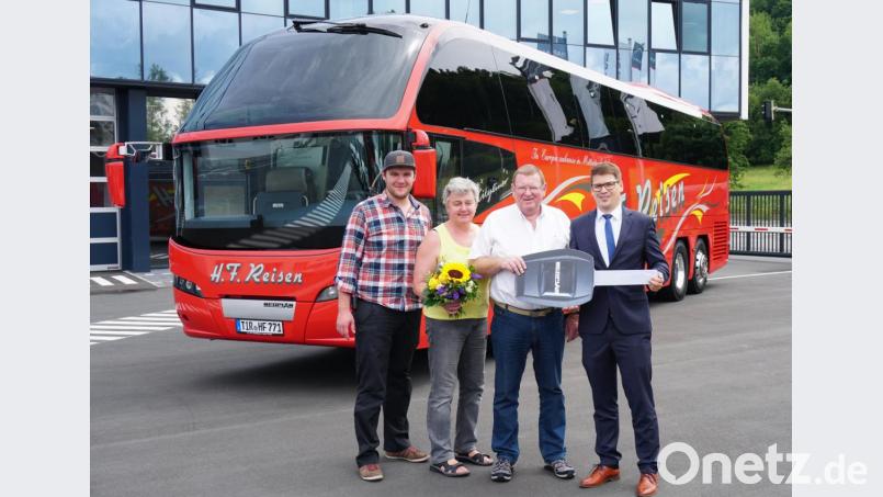 Hans Fick (Zweiter von rechts) hat seinen Reisebus vorerst abgemeldet, um so Kosten zu sparen. Unser Bild entstand bei der Übergabe des neuen Busses. Bild: kro
