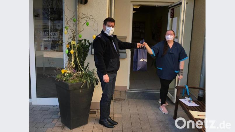 Kommandant Michael Werner übergibt die ersten fertigen Masken an das Wohn und Pflegeheim Evergreen. Bild: Michael Werner/exb