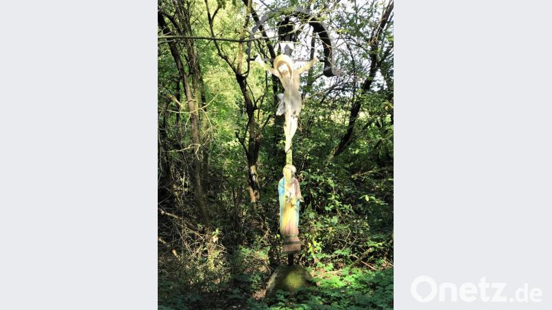 Das Kronmühlkreuz ist Eigentum der Gemeinde Püchersreuth und hatte ursprünglich einen anderen Standort. 1997 wurde es erneuert, renoviert mit Mitteln des Naturparks Nördlicher Oberpfälzer Wald. Seit 1750 kümmerten sich die Besitzer der Kronmühle um das Blechschnittkeuz. Bild: cr