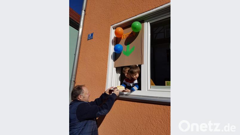 Opa Günter bringt zum Geburtstag auch ein Stück Kuchen für Lukas, der seinen achten Geburtstag diesmal ein wenig anders als üblich feierte. Bild: dob