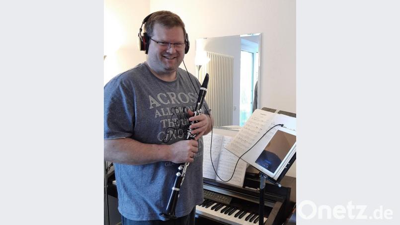 Musiklehrer Thomas Prechtl gibt digitalen Unterricht. Bild: MRG Amberg/exb