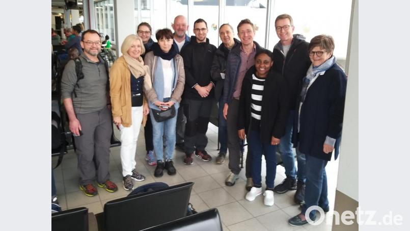 Das &quot;Feuerkinder-Team&quot; kurz vor dem Abflug auf dem Amsterdamer Flughafen. Rechts Dr. Annemarie Schraml, die alles organisiert hatte. Bild: Dr. Annemarie Schraml/exb