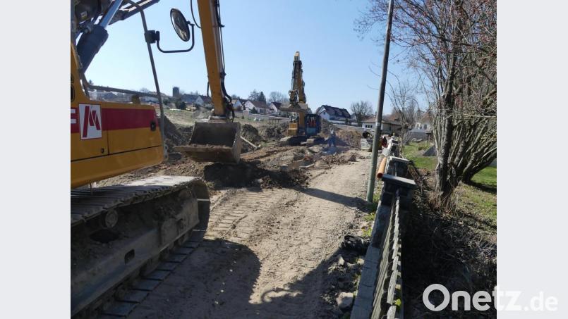 Wegen Kanalbauarbeiten auf Höhe des Steinmetzbetriebs Dilling bleibt der östliche Teil des Friedhofswegs für den Durchgangsverkehr gesperrt. Bild: rn