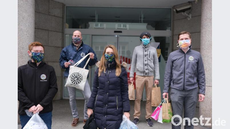 Rund 600 Gesichtsmasken aus eigener Produktion liefern Vertreter von Round Table (RT) 69 Amberg bei der Annahmestelle in der ehemaligen Stadtsparkasse ab. Rechts der neue RT-Präsident Thomas Wacker; in der Mitte Nicole Asmus, die Vertreterin „Ladies’ Circle“, ein neuer Serviceclub, der bei der Maskenherstellung beteiligt war. Bild: usc