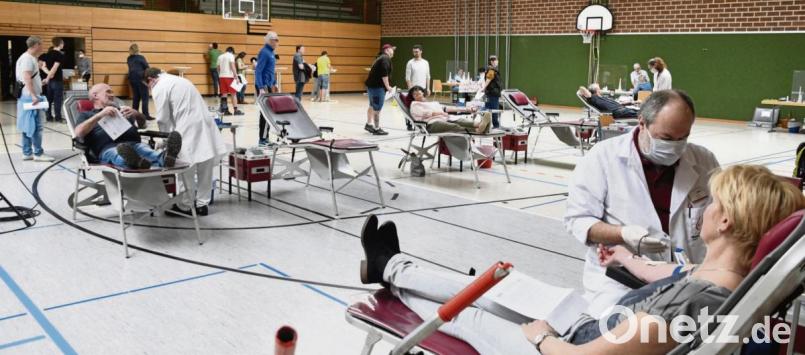 Mit gebührendem Sicherheitsabstand zwischen den einzelnen Stationen ging die Blutspende-Aktion reibungslos über die Bühne. Auch Dienstag, 7. April, ist noch Gelegenheit zum Spenden in der Krötensee-Turnhalle. Bild: Petra Hartl