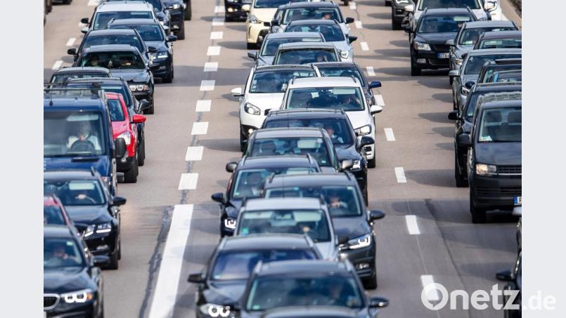 Auf der A 96 Richtung München stehen Autos im Stau. Foto: Sina Schuldt/dpa/Archivbild/Symbolbild Symbolbild: Sina Schuldt/dpa
