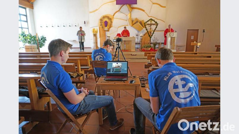 KLJB: Simon Griesbach (links), Johannes Pleyer und Julian Steiner (rechts) beim Livestream. Am Altar von links: Lektorin Angela Wittmann, Pfarrer Norbert Götz und Diakon Janusz Szubartowicz Bild: fvo