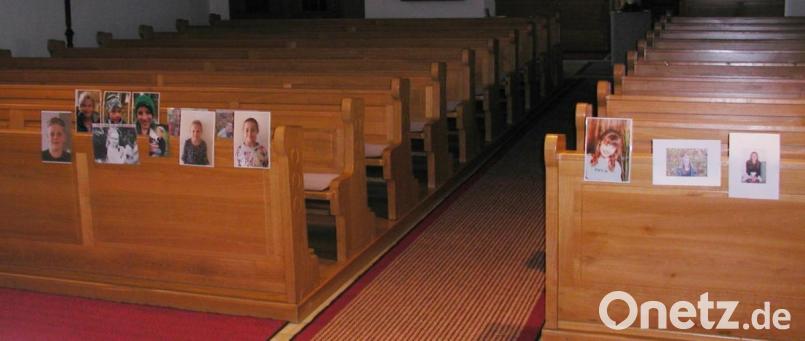 Die Ministranten haben sich ihren Platz in der Kirche für die Karwoche schon gesichert. An den ersten Bänken haben sie Fotos angebracht, um damit ihre Verbundenheit zum Ausdruck zu bringen. Auch Erwachsene haben sich dieser Idee schon angeschlossen. Bild: ld