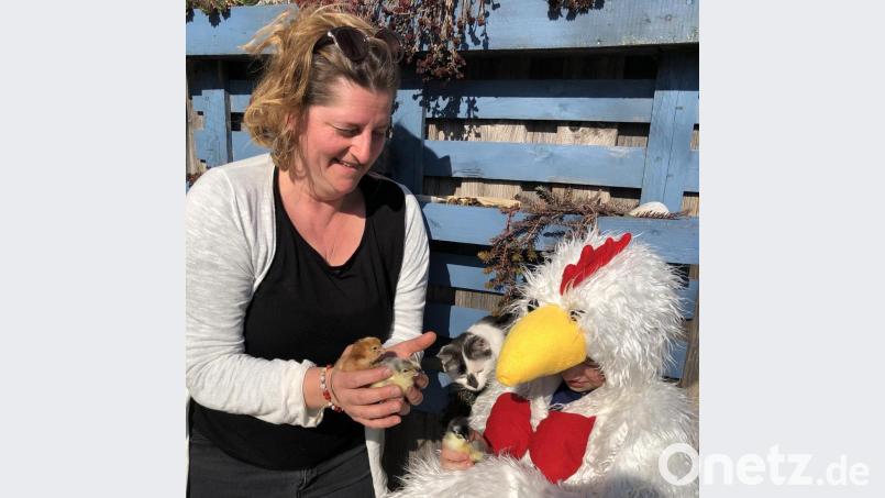 Süß sind die kleinen Küken, welche die Erzieherin Birgit Hanauer und Sohn Emil in den Händen halten. Kater Uli beobachtet das Ganze etwas argwöhnisch. Bild: gi