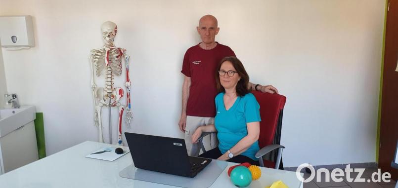 Physiotherapeut Wolfgang und seine Frau, Masseurin Ruth Maria Haas, von der Stiftland-Reha Mitterteich nutzen jetzt auch die Telemedizin per Laptop für ihre Behandlungen. Bild: ubb