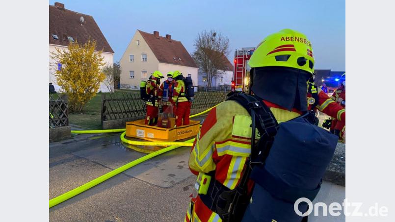 In Abensberg brannte es am Montagabend in einem Wohnhaus. Die Feuerwehr schaffte es das Feuer schnell unter Kontrolle zu bringen. Bild: Alexander Auer