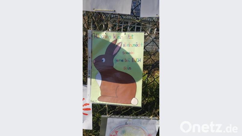 Den Schriftzug "Wir vermissen euch" ergänzten die Kinderhaus-Kinder ihrerseits mit Bildern, die sie übers Wochenende gemalt hatten. Bild: exb