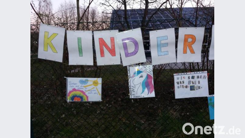 Den Schriftzug "Wir vermissen euch" ergänzten die Kinderhaus-Kinder ihrerseits mit Bildern, die sie übers Wochenende gemalt hatten. Bild: exb