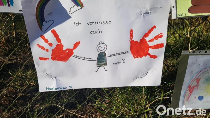 Den Schriftzug "Wir vermissen euch" ergänzten die Kinderhaus-Kinder ihrerseits mit Bildern, die sie übers Wochenende gemalt hatten.. Bild: exb