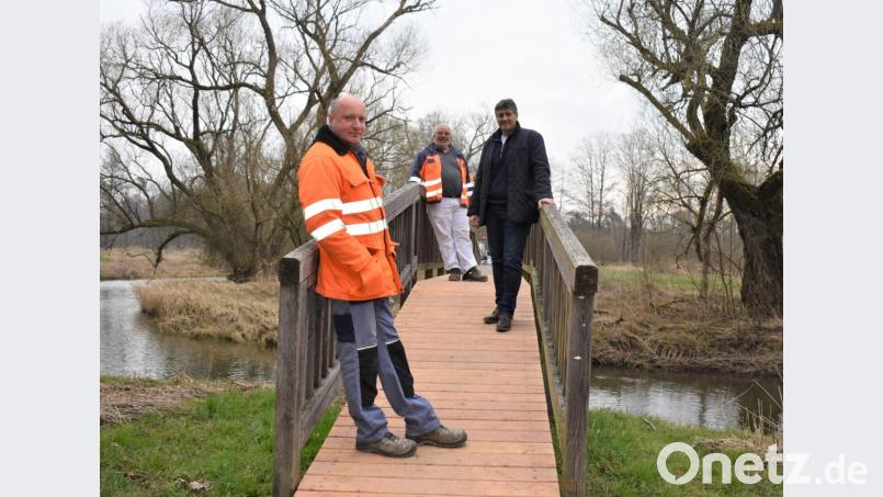 Bürgermeister Edgar Knobloch sowie die Bauhofmitarbeiter Klaus Guthmann und Aleksej Waschkewitsch (von rechts) treffen sich nach der Fertigstellung der Arbeiten mit ausreichend Abstand auf dem sanierten "Ettsteg". Bild: rgr