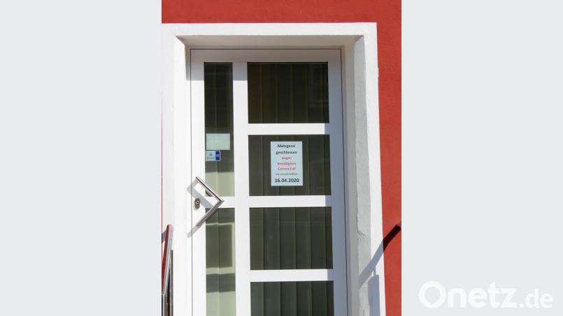 Seit Donnerstagmittag hat die Kemnather Metzgerei Zitzlmann geschlossen - die Inhaber gehen offen mit dem bestätigten Corona-Fall um. Bild: stg