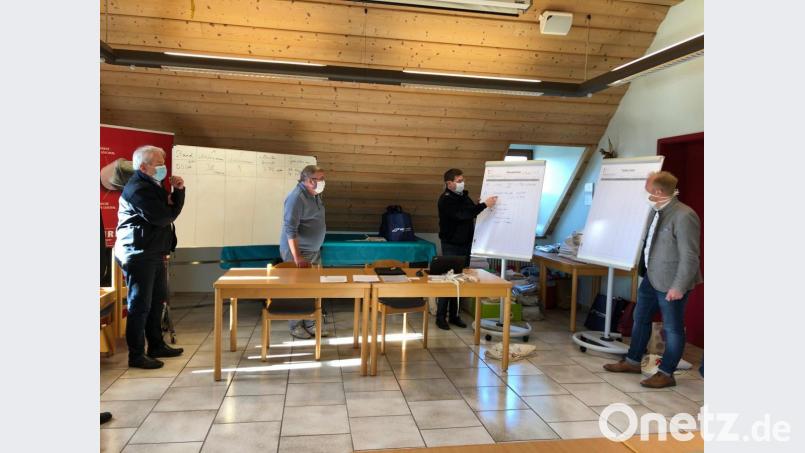 Corona-bedingte Lagebesprechung bei der Schnaittenbacher Feuerwehr (von links): Kreisbrandrat Fredi Weiß, der amtierende Bürgermeister Josef Reindl, Kommandant Michael Werner sowie der künftige Bürgermeister Marcus Eichenmüller. Bild: exb