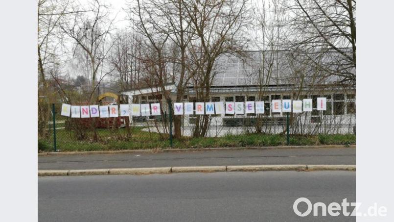 Der Schriftzug am Zaun des Kinderhauses Sonnenschein vorm Wochenende. Bild: exb