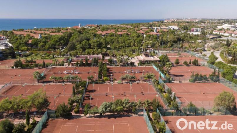 Das Geschäft mit Tennisreisen blüht sonst gerade um diese Jahreszeit, jetzt bleiben die zahllosen Tennisplätze leer. Die Türkei bietet an vielen Orten beste Gelegenheiten zum Training, hier sind auch die größten Anlagen der Welt beheimatet mit bis zu 67 Courts nebeneinander. Bild: exb