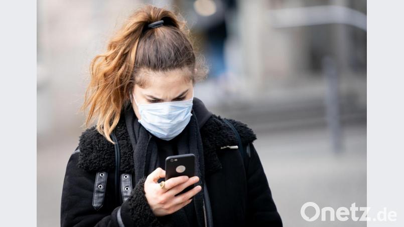 Eine Frau blickt auf auf ihr Smartphone. Die Bundesregierung setzt große Hoffnungen in eine App zur Nachverfolgung von Corona-Infektionsketten. Bild: Kay Nietfeld/dpa